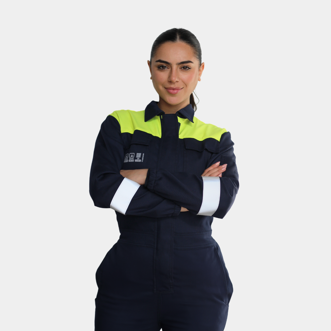 Mujer usando overol ignífugo FIREWEAR® bicolor azul y amarillo en vista frontal.